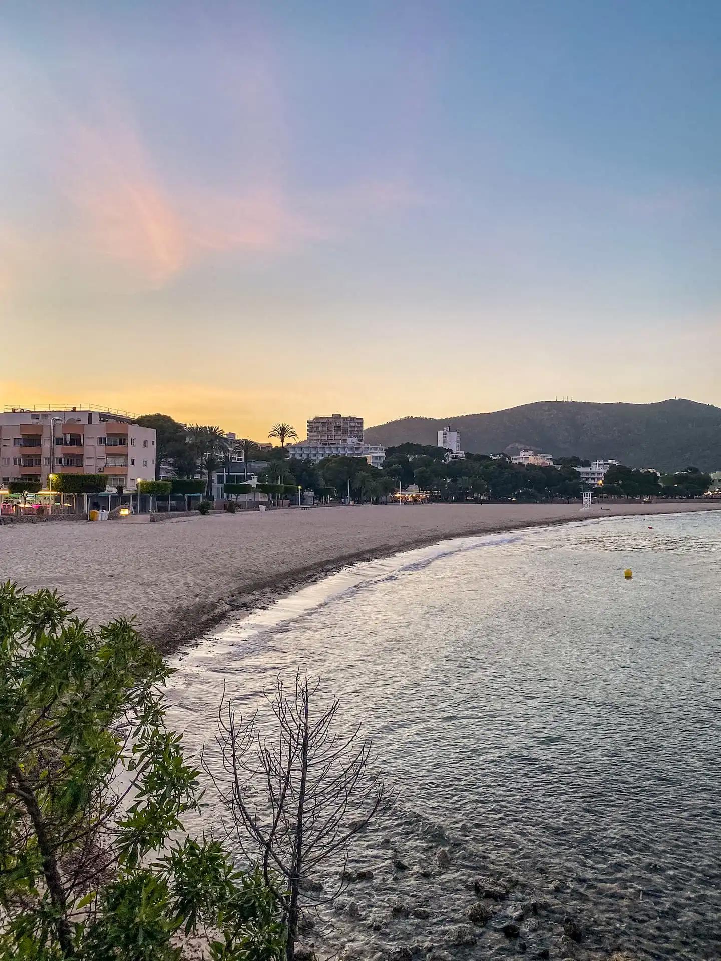 Palmanova Beach au coucher du soleil